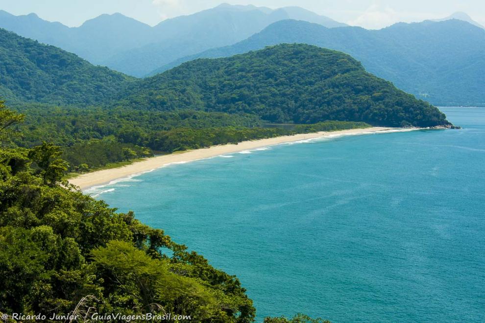 Imagem do alto da Praia do Puruba em Ubatuba.